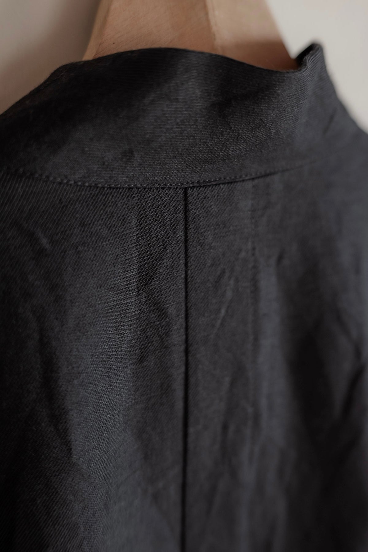 JAN-JAN VAN ESSCHE SOIL Jacket #66 in linen wool twill — Black back 01