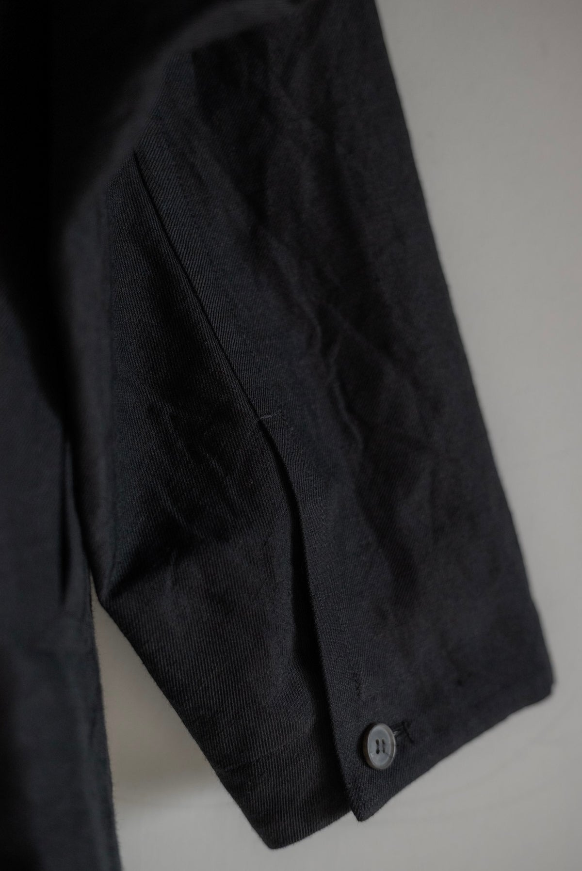 JAN-JAN VAN ESSCHE SOIL Jacket #66 in linen wool twill — Black back 04