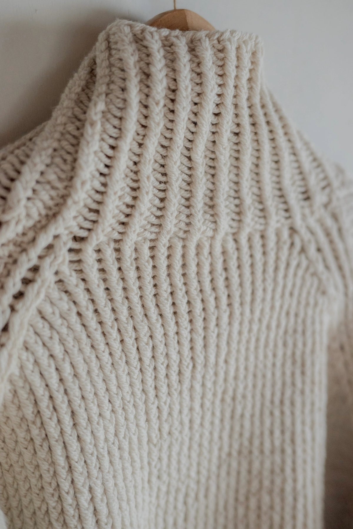 JAN-JAN VAN ESSCHE SOIL KNIT #68 LALIN NATURAL — ribbed neckline detail