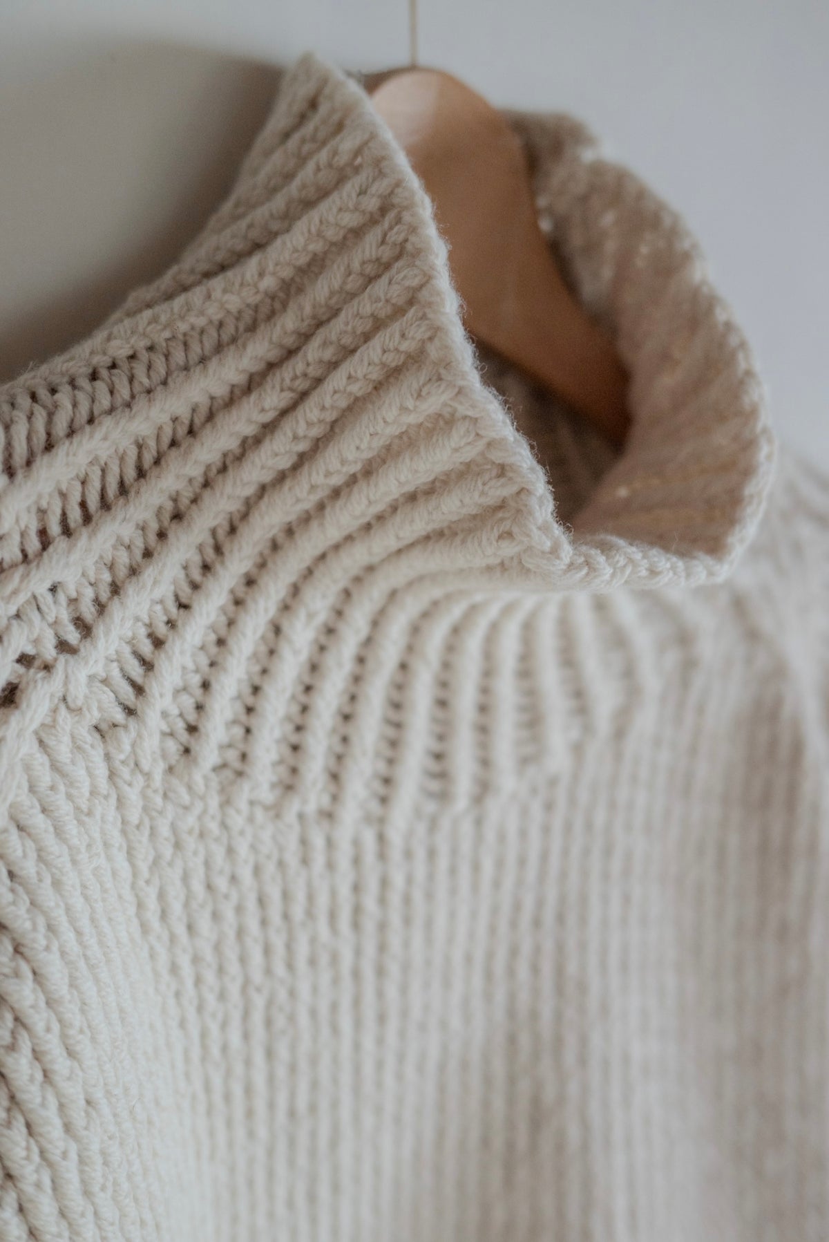JAN-JAN VAN ESSCHE SOIL KNIT #68 LALIN NATURAL — ribbed neckline detail