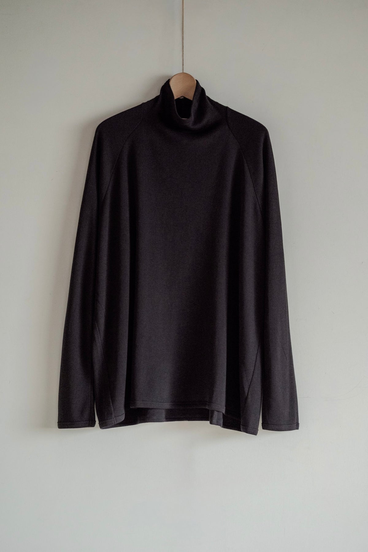 JAN-JAN VAN ESSCHE SOIL Tee #85 in cotton cashmere pancake — Ebony Black front