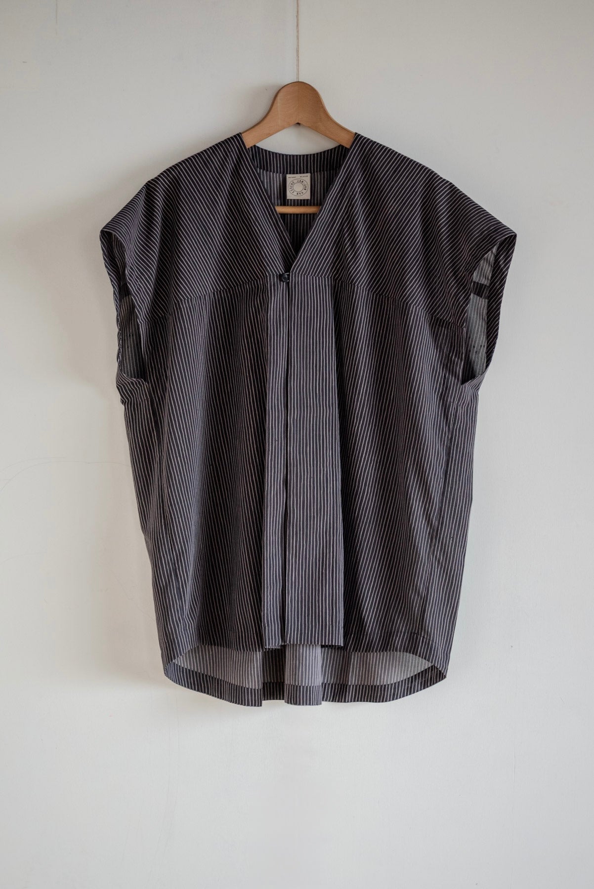 JAN-JAN VAN ESSCHE Chemise sans manches à col en V noir noix de galle