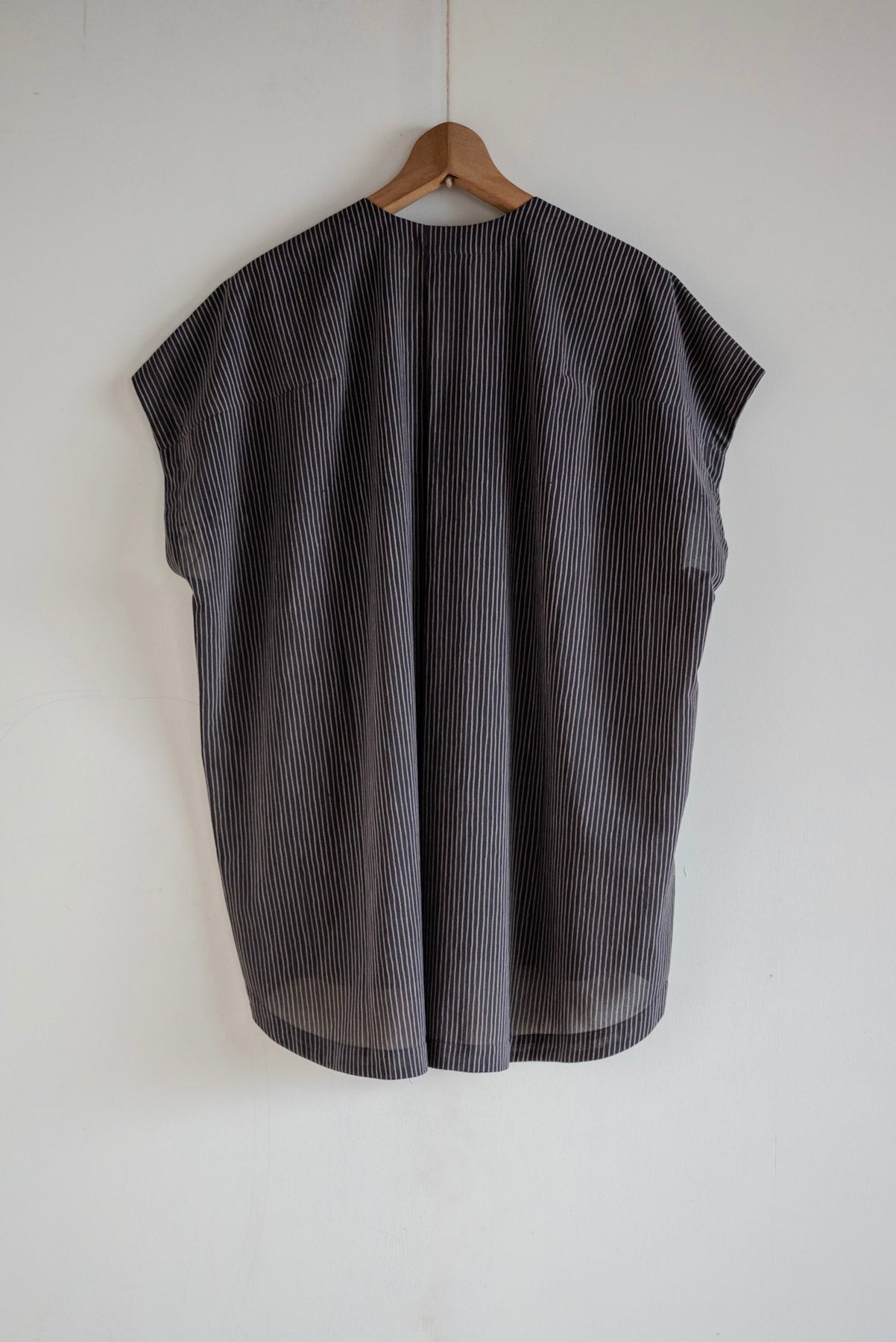 JAN-JAN VAN ESSCHE Chemise sans manches à col en V noir noix de galle