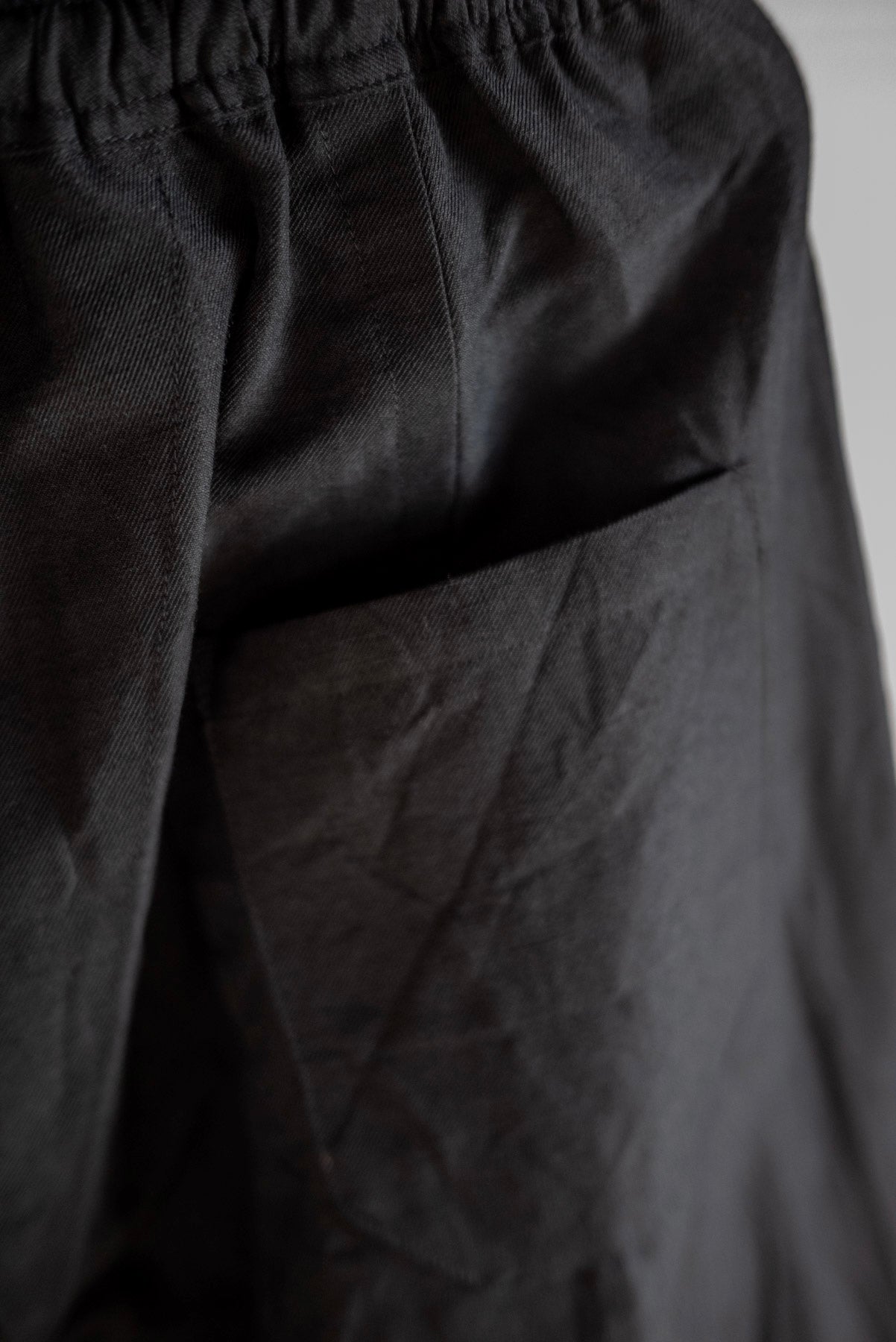 JAN-JAN VAN ESSCHE TROUSERS WITH ELASTIC WAISTBAND IN THE BACK BLACK