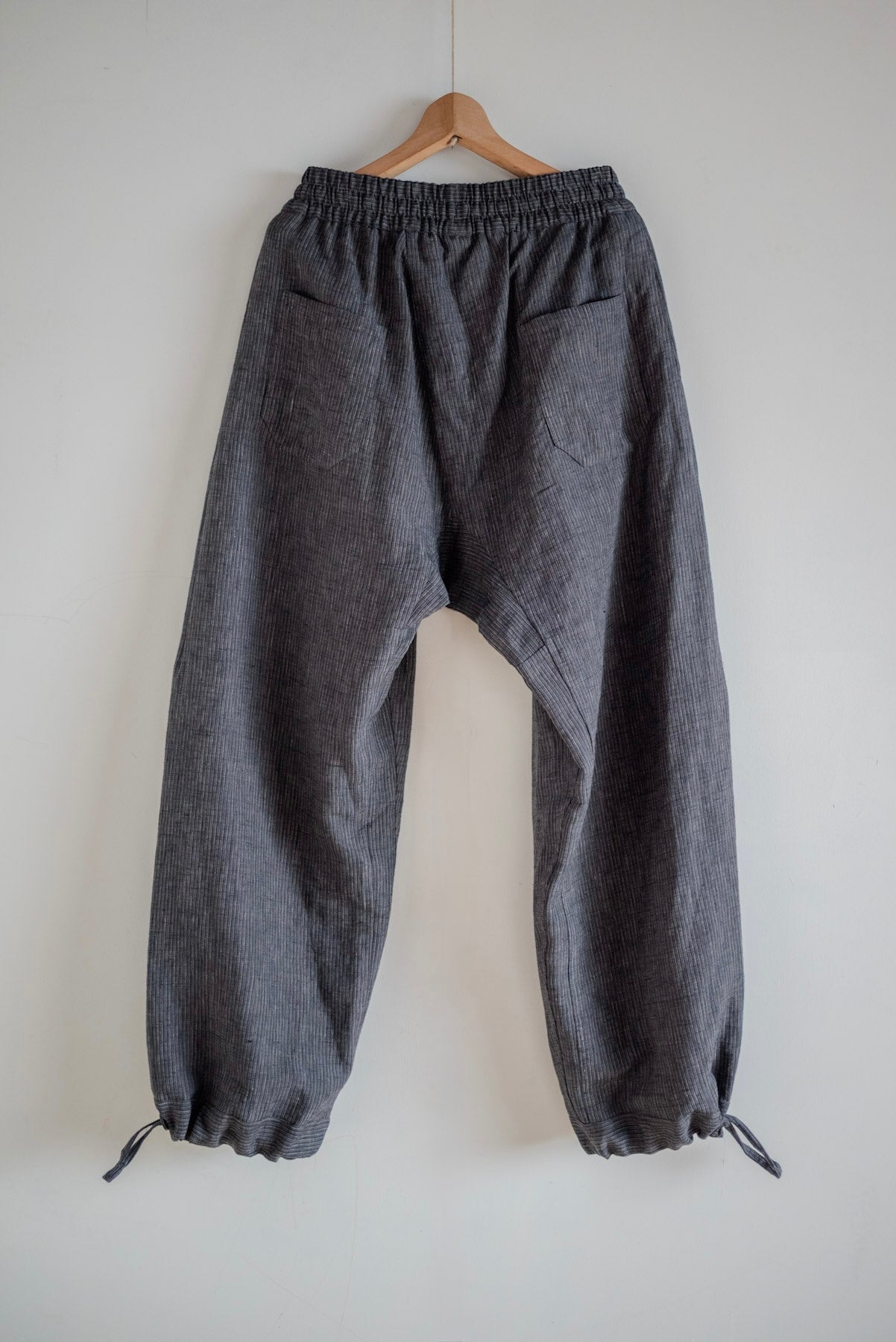 JAN-JAN VAN ESSCHE Pantalon ample à triple pliures, rayé gris foncé