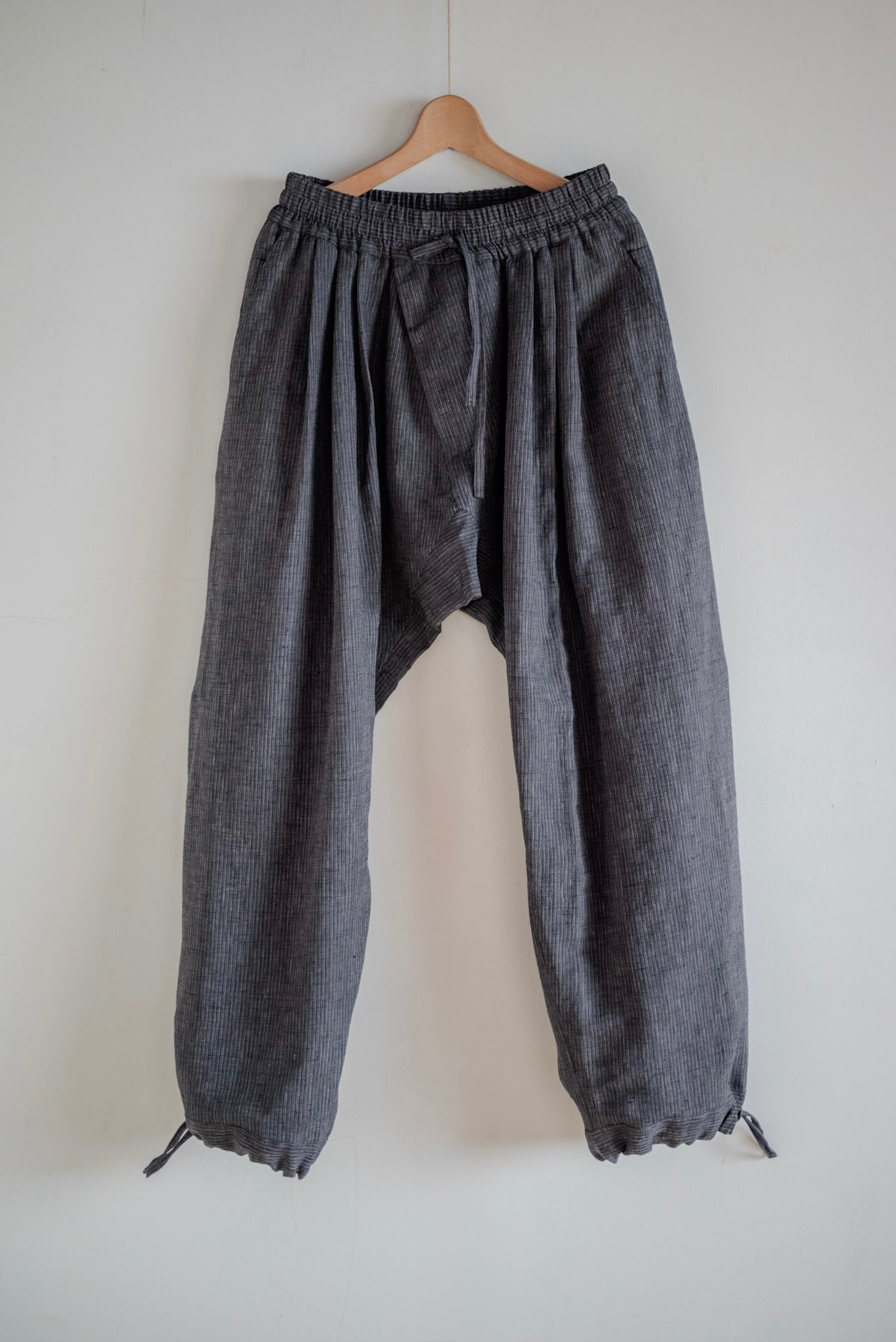 JAN-JAN VAN ESSCHE Pantalon ample à triple pliures, rayé gris foncé