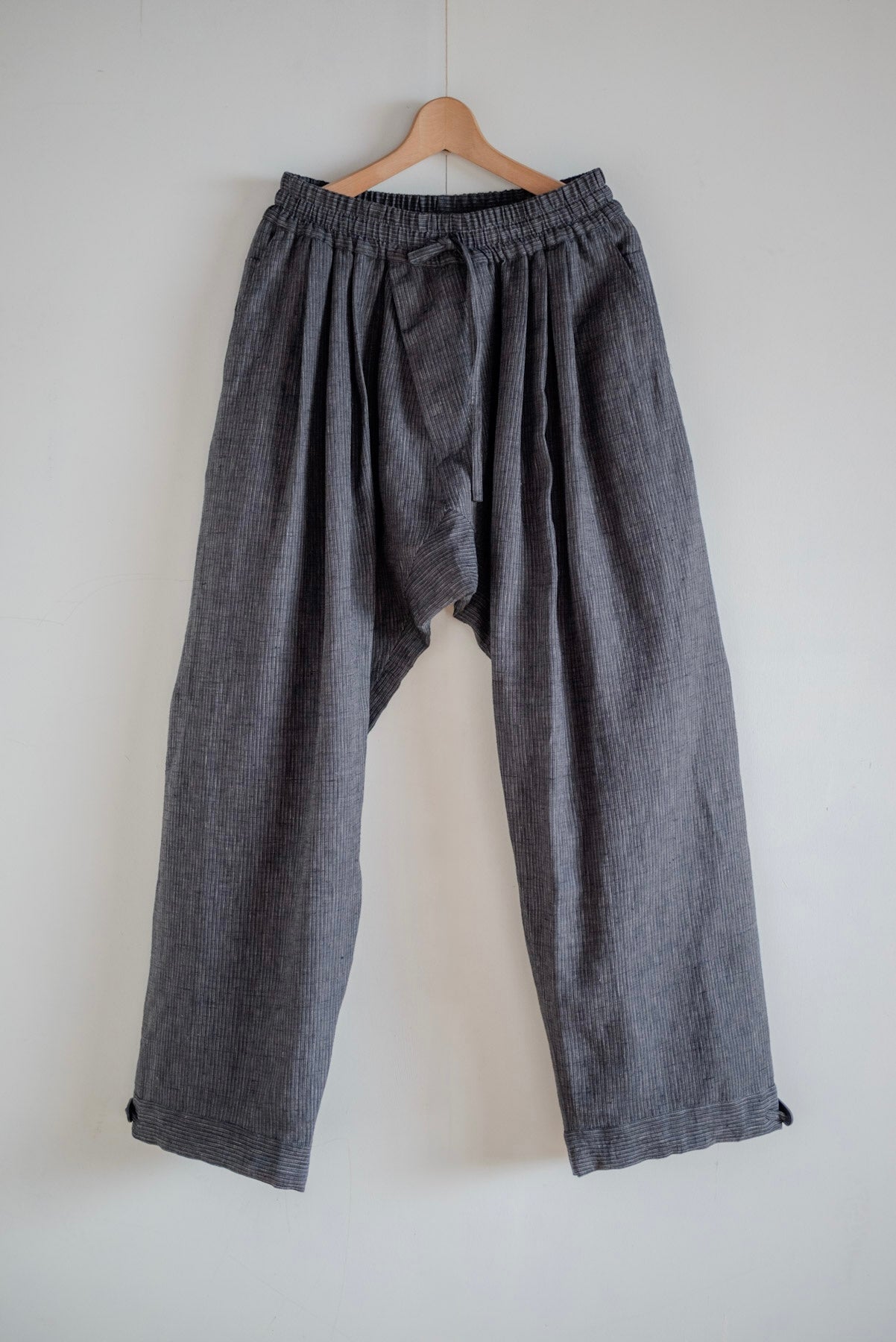 JAN-JAN VAN ESSCHE Pantalon ample à triple pliures, rayé gris foncé