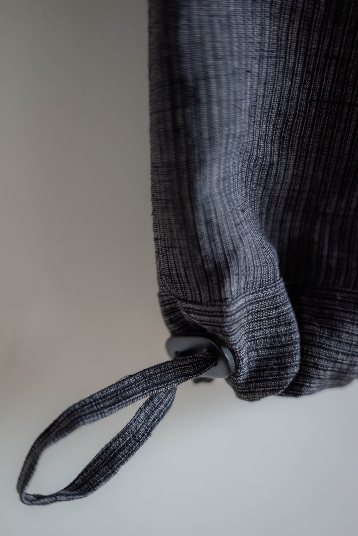 JAN-JAN VAN ESSCHE Pantalon ample à triple pliures, rayé gris foncé
