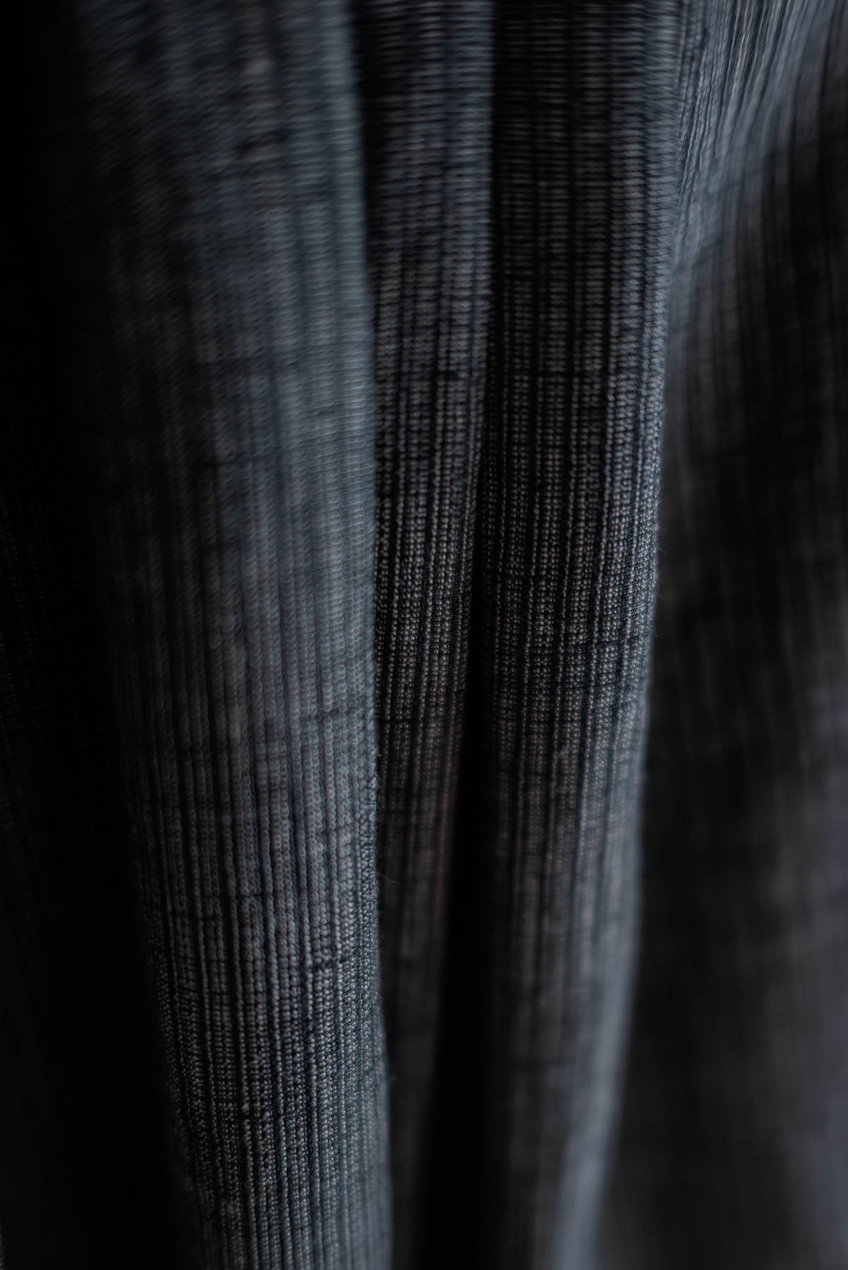 JAN-JAN VAN ESSCHE Pantalon ample à triple pliures, rayé gris foncé