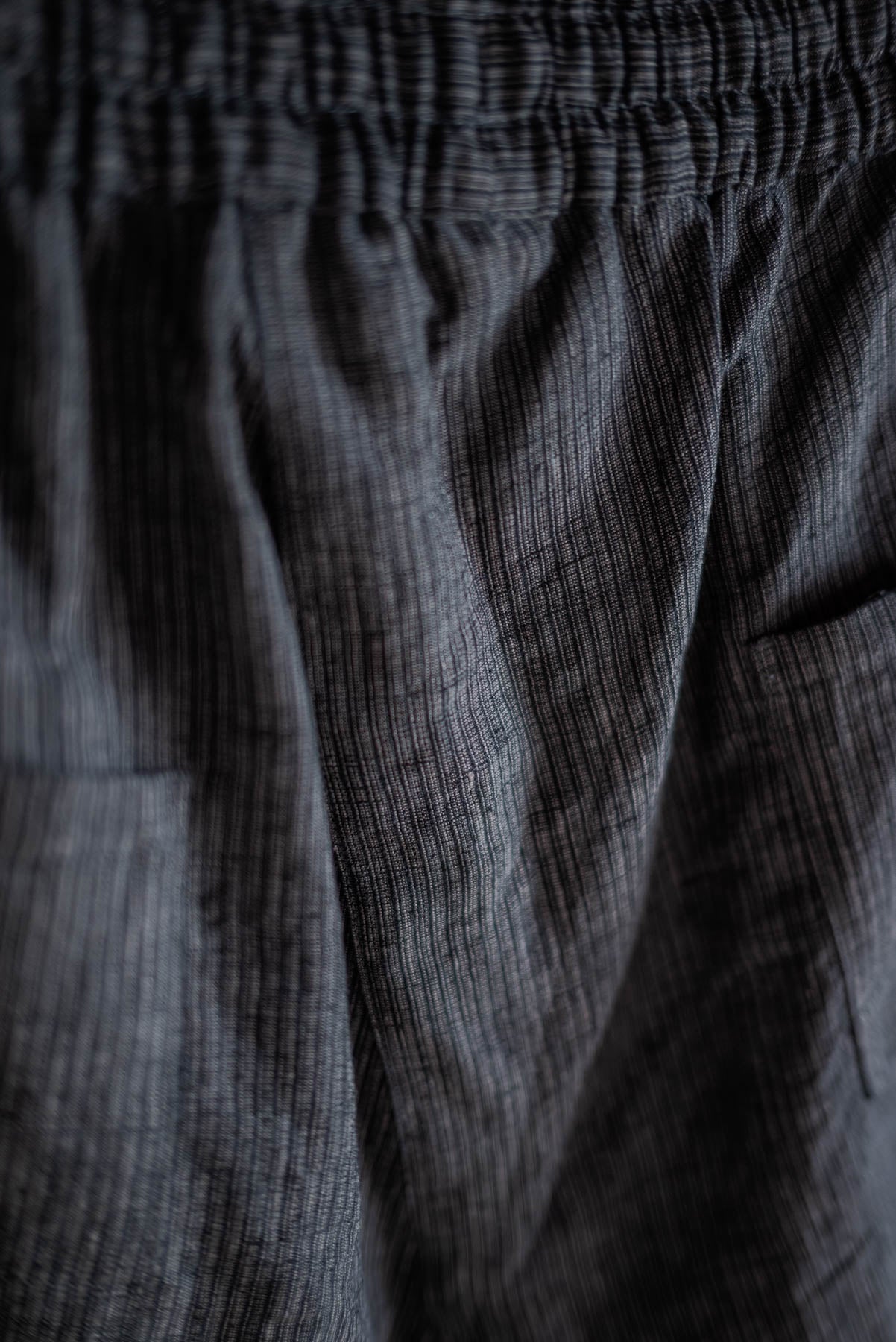 JAN-JAN VAN ESSCHE Pantalon ample à triple pliures, rayé gris foncé
