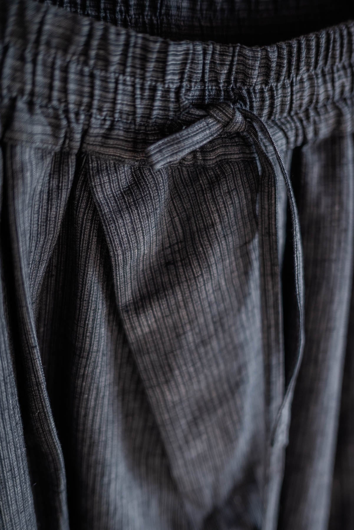 JAN-JAN VAN ESSCHE Pantalon ample à triple pliures, rayé gris foncé