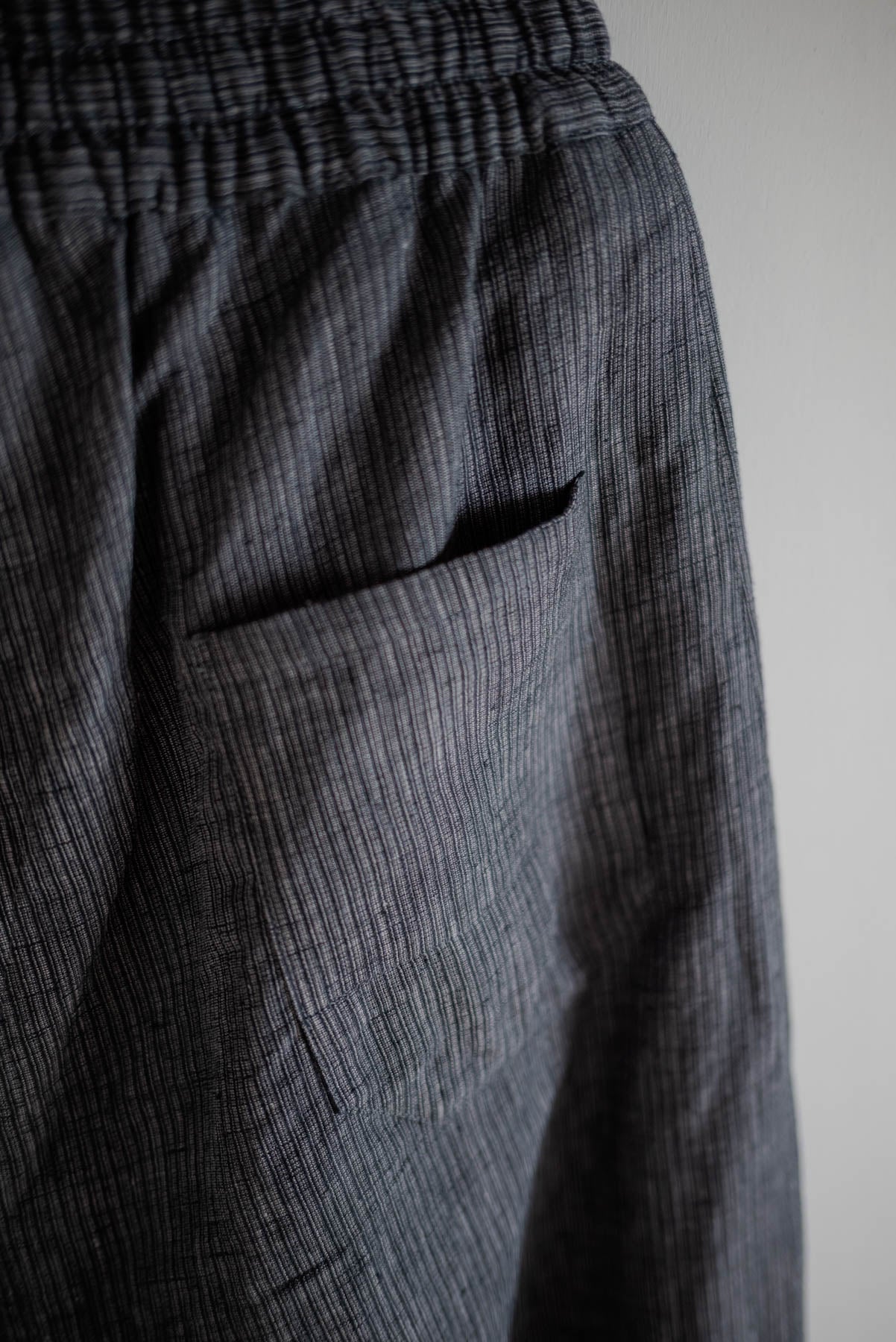 JAN-JAN VAN ESSCHE Pantalon ample à triple pliures, rayé gris foncé