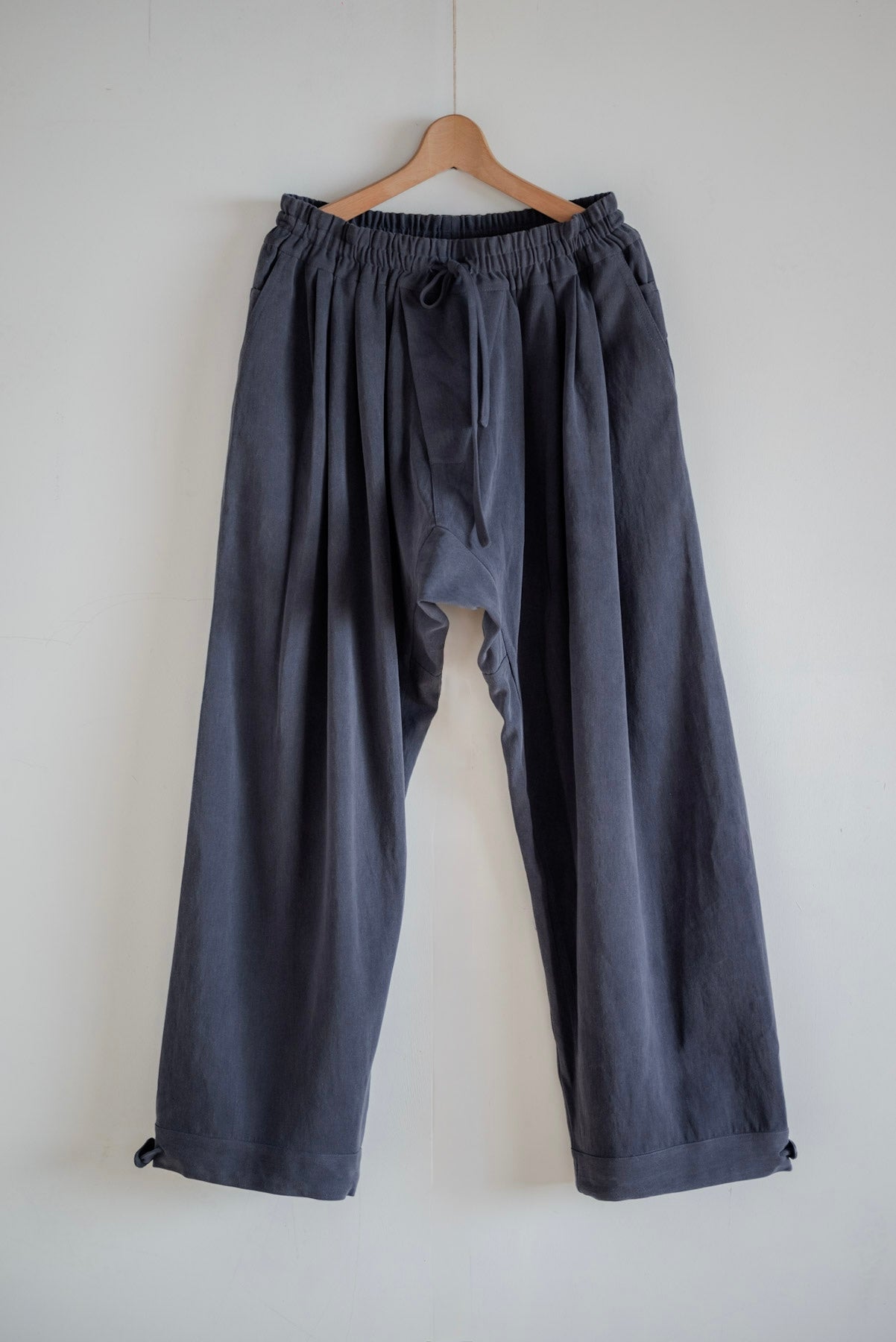 JAN-JAN VAN ESSCHE Pantalon ample à triple pli Logwood